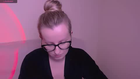 Mia online show from November 21, 9:29 am