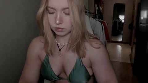 Snapshot of vanillalivitski chatting on September 18, 12:09 pm Vanilla online show from September 18, 12:09 pm