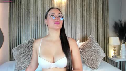 V A N N E S A   online show from November 21, 12:25 pm