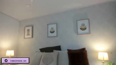 Vee Simons online show from February 9, 9:06 pm