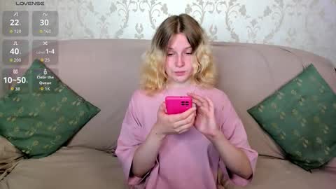 Snapshot of velvet_peach_ chatting on September 10, 11:44 am velvet_peach_ online show from September 10, 11:44 am