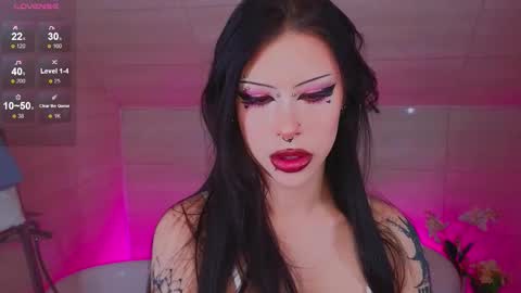 Snapshot of venomeowww_ chatting on October 13, 4:03 am Vivian online show from October 13, 4:03 am