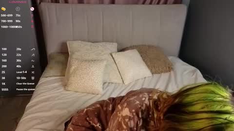 Erica online show from November 3, 8:10 pm