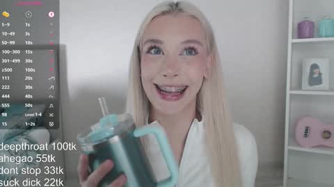 Snapshot of vickyfuckingdoll chatting on October 21, 10:46 pm vickyfuckingdoll online show from October 21, 10:46 pm
