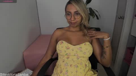 Victoria Santos online show from February 15, 10:30 pm