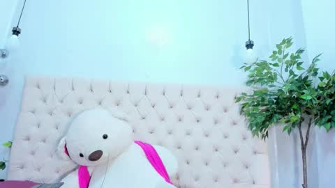 Victoria online show from December 18, 9:32 pm