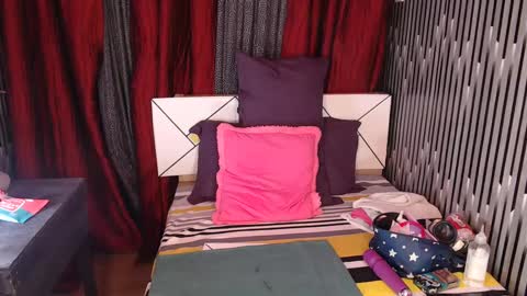 Snapshot of victoria_louisexxx chatting on March 9, 12:10 am victoria_louisexxx online show from March 9, 12:10 am