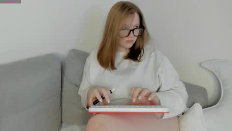 Snapshot of victoria_pum_ chatting on October 28, 1:45 pm Jessie online show from October 28, 1:45 pm