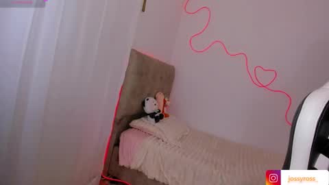 V  I C  T O R I A  online show from October 24, 8:09 pm