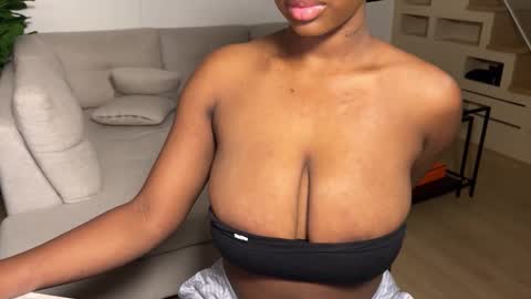 Snapshot of violet6xft chatting on October 16, 2:06 pm Fantasy Black Girl online show from October 16, 2:06 pm