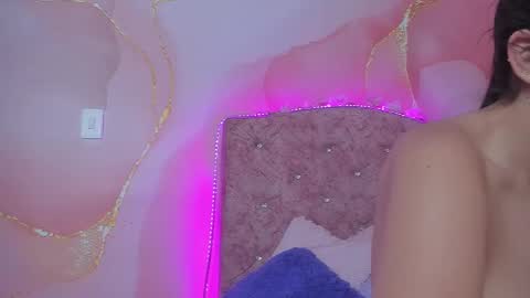 Snapshot of violet__taylor_ chatting on October 19, 3:00 am violet__taylor_ online show from October 19, 3:00 am