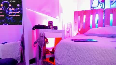 Violet Jones online show from November 1, 4:06 pm