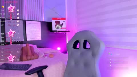 Snapshot of violet_spencer chatting on October 1, 11:25 pm Violeta online show from October 1, 11:25 pm