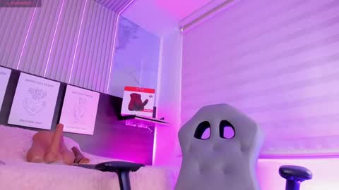 Snapshot of violet_spencer chatting on October 6, 8:48 pm Violeta online show from October 6, 8:48 pm