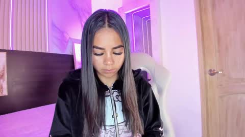 Snapshot of violet_spencer chatting on February 20, 11:32 pm Violeta online show from February 20, 11:32 pm
