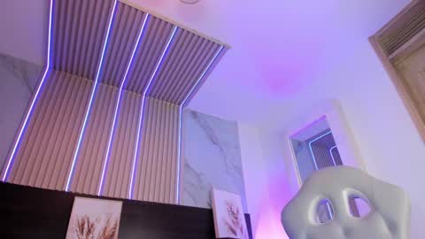 Snapshot of violet_spencer chatting on February 22, 5:46 pm Violeta online show from February 22, 5:46 pm