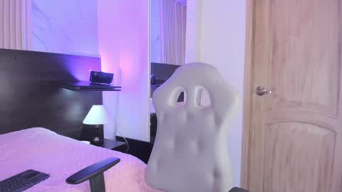 Snapshot of violet_spencer chatting on January 24, 9:47 pm Violeta online show from January 24, 9:47 pm