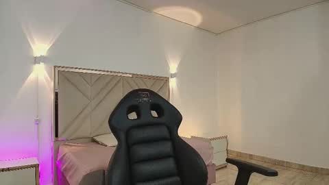 violet_tay1 online show from October 11, 1:05 pm