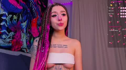 Snapshot of violet_walker7 chatting on February 1, 5:28 am Violet online show from February 1, 5:28 am