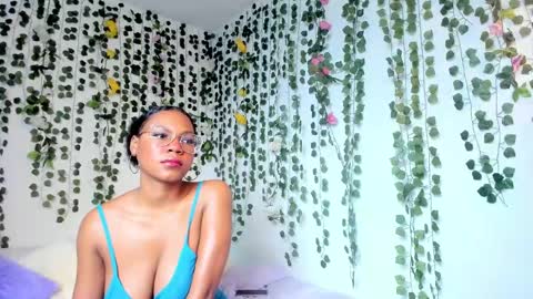 Snapshot of violeta_milleer chatting on February 3, 5:35 pm Violeta online show from February 3, 5:35 pm
