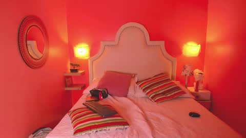 V I O L E T T E  online show from October 20, 9:42 pm