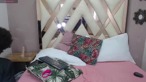 V I O L E T T E  online show from September 28, 12:19 am