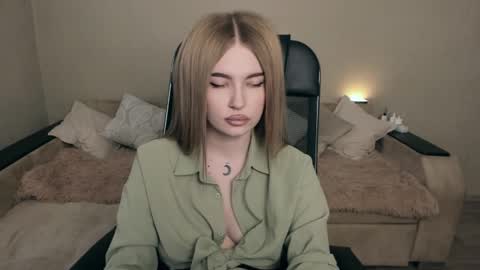 Snapshot of violettaotis chatting on March 3, 1:45 pm ViolettaOtis online show from March 3, 1:45 pm