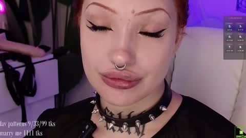 Snapshot of violetvio1ator chatting on October 25, 4:35 am Dommy mommy online show from October 25, 4:35 am
