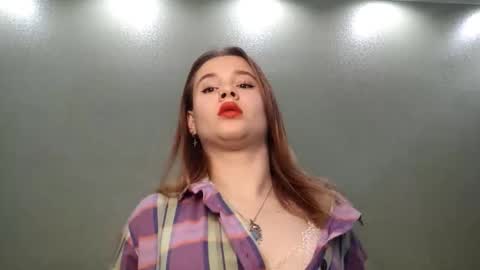 Mia online show from October 17, 11:03 am