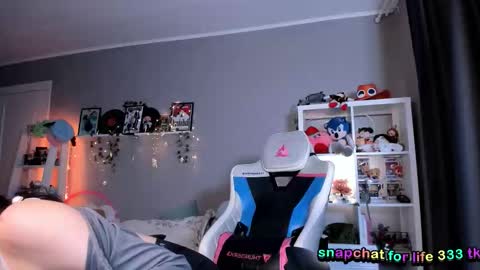 vivian_qwerty online show from September 19, 5:22 am