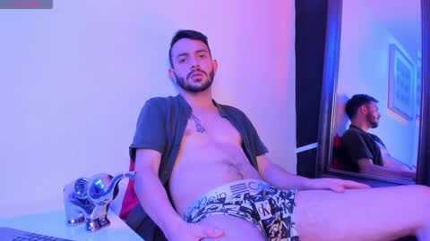 Snapshot of vynny_blacke_ chatting on October 18, 1:43 am Vynny Blacke online show from October 18, 1:43 am