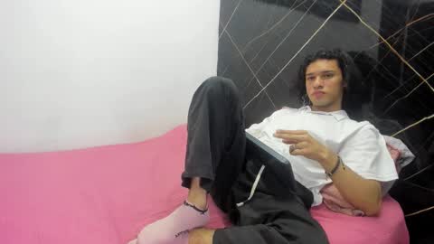 wallis_ online show from December 3, 7:25 pm