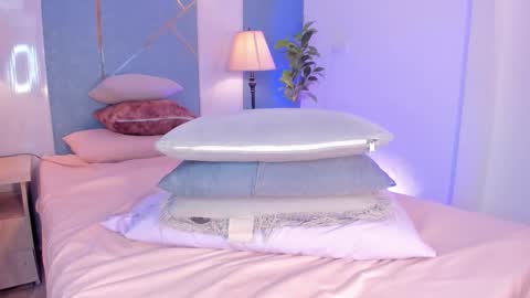 Sara  online show from December 4, 7:46 pm