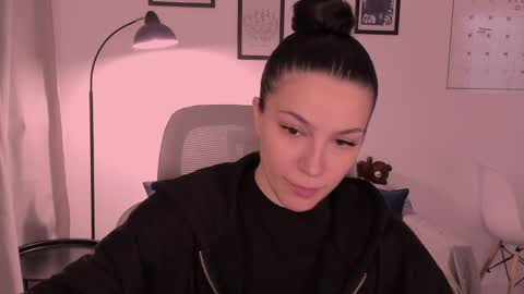 whoislulu online show from April 3, 6:15 pm