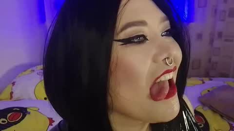 Snapshot of wickedxqueen chatting on October 8, 10:48 pm Laura online show from October 8, 10:48 pm