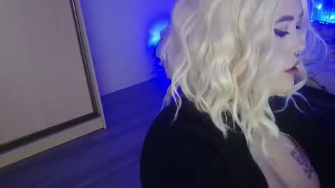 Snapshot of wickedxqueen chatting on October 15, 10:10 pm Laura online show from October 15, 10:10 pm