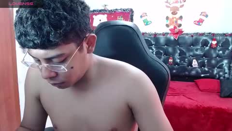 Snapshot of wiilliam_20 chatting on December 18, 5:52 pm wiilliam online show from December 18, 5:52 pm