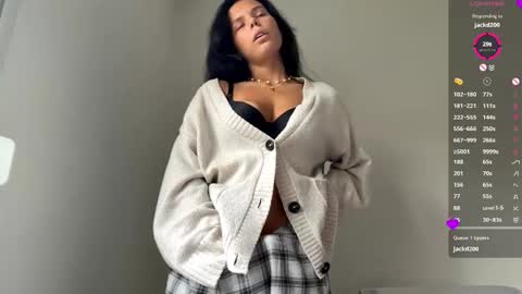 Mia online show from October 18, 7:34 am