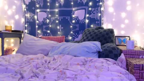 Eevie online show from December 5, 5:54 am