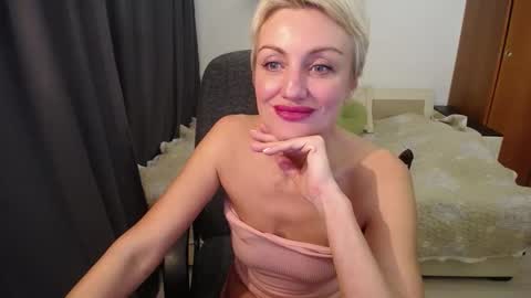 Snapshot of women_pleasures chatting on October 9, 10:37 pm women_pleasures online show from October 9, 10:37 pm
