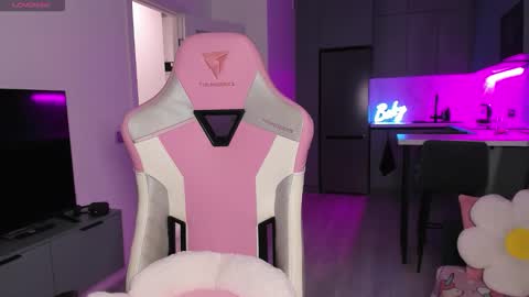 Emi online show from November 26, 4:04 pm