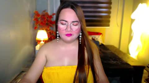 xhotlaurax online show from December 1, 5:05 am
