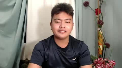 Snapshot of xxhotloyd_cummerx chatting on December 30, 8:15 pm Loyd online show from December 30, 8:15 pm