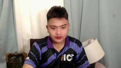 Snapshot of xxhotloyd_cummerx chatting on December 11, 5:00 am Loyd online show from December 11, 5:00 am