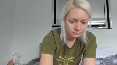 Snapshot of xxkimber_bentonxx chatting on October 20, 9:14 am Next online Monday to Friday 10am till 2pm UK time online show from October 20, 9:14 am