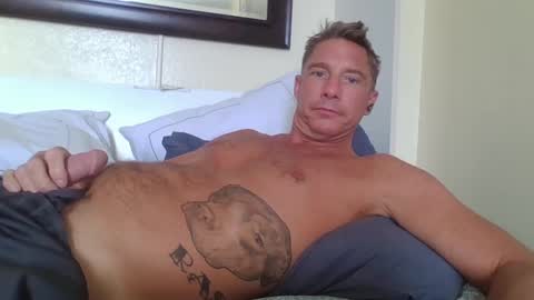 Snapshot of xxxelentdick chatting on February 3, 8:57 pm deeeeznutz online show from February 3, 8:57 pm