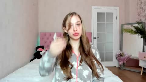 Snapshot of y0ung_lina18 chatting on September 17, 9:02 am Lina online show from September 17, 9:02 am