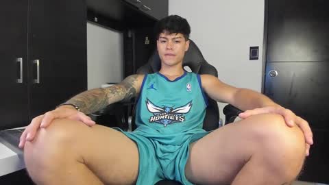 yanpaul83 online show from September 19, 8:12 pm