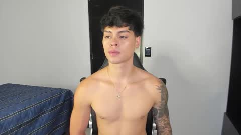 yanpaul83 online show from November 16, 8:55 pm