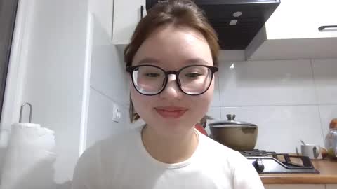 Snapshot of yanverfaille chatting on October 10, 4:35 pm Lily online show from October 10, 4:35 pm